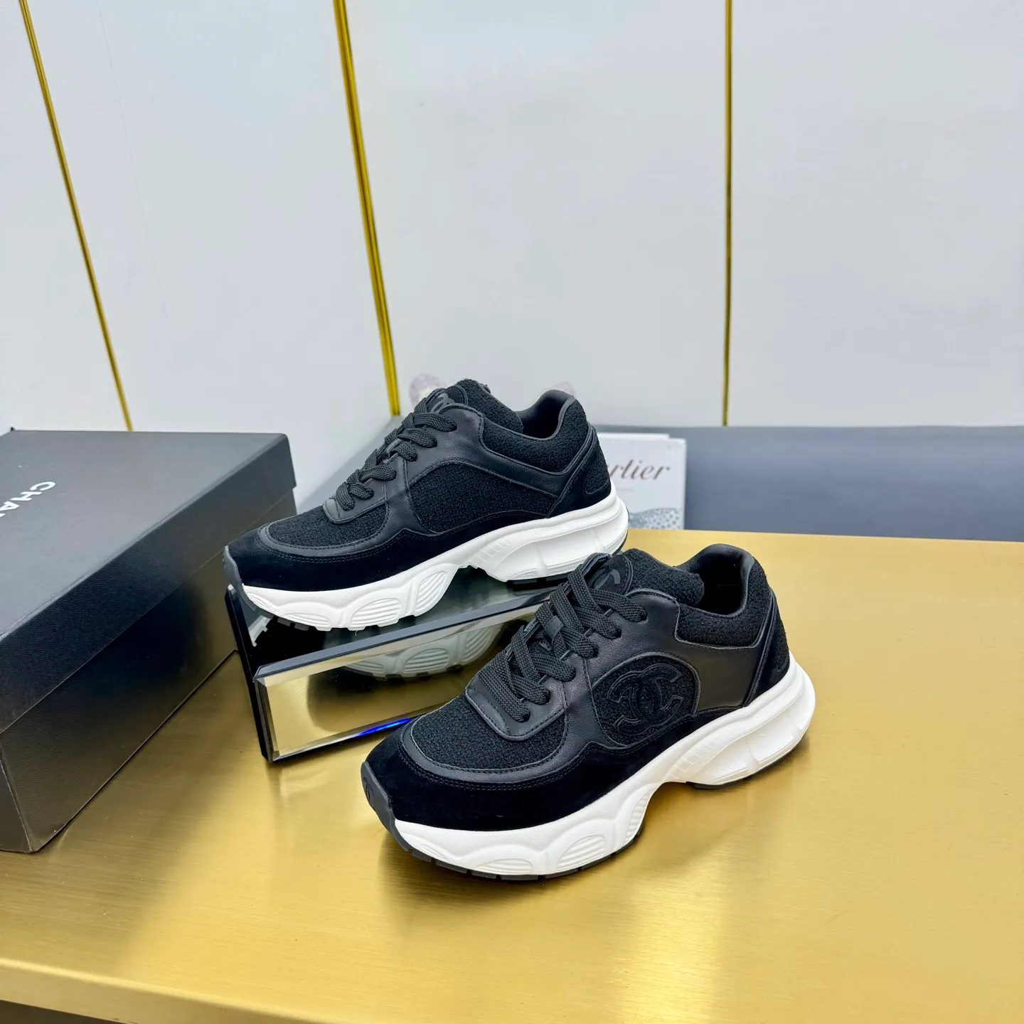 p700🐮🐮Upgraded version, upgraded version, upgraded version! No rebuttal accepted! ! ! ! Chanel Chanel dad shoes, couples' model for men and women - 2025 top casual sneakers in the counter. This classic design; the upper is electro-embroidered with various techniques; ❷The inner lining is made of: original Yangli + net ❸The outsole is based on: the original TPU combination outsole. The full set of boutique packaging for women 35–41